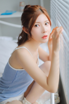 亲女孩子哭了